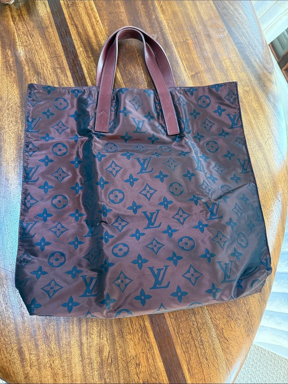 Louis Vuitton iridescent Dark Brown Monogram Tote Bag with Black Motif - Picture 3 of 9